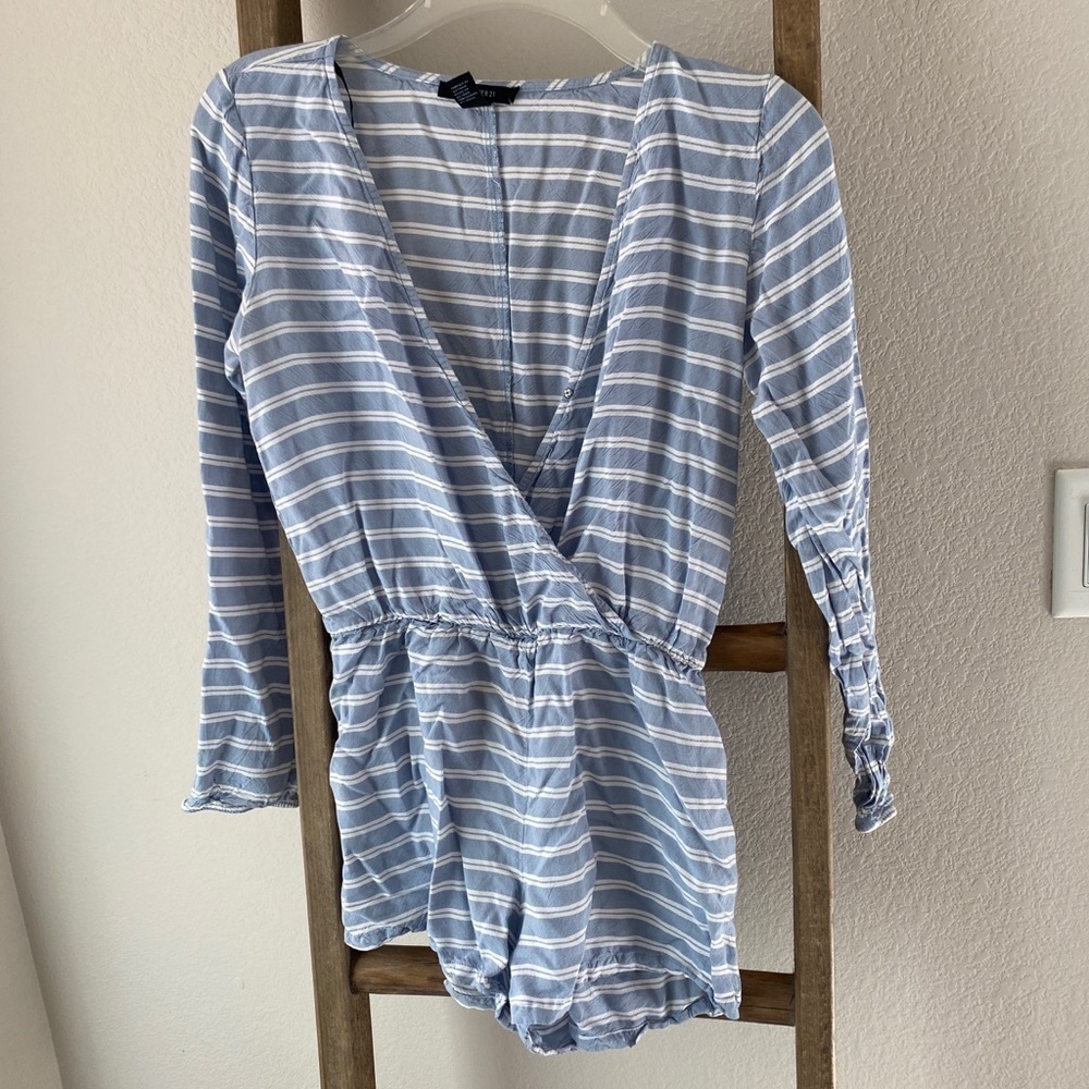 Forever 21 blue long sleeve romper blue and white